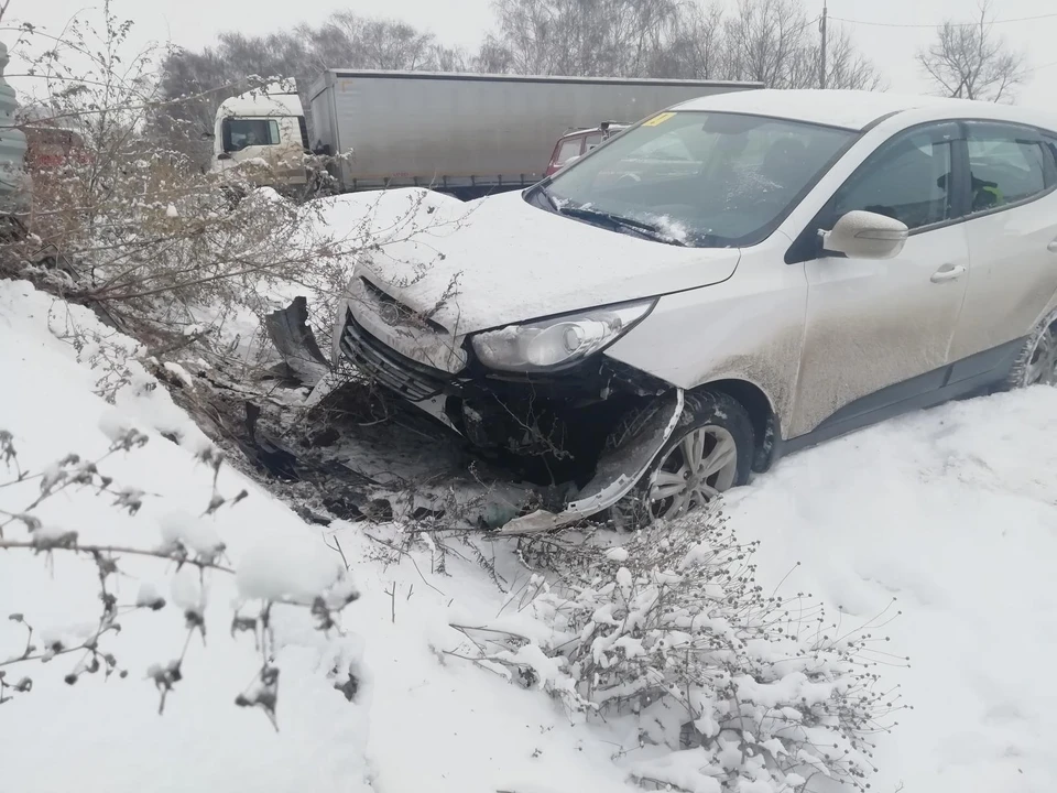 На трассе в Рязани Hyundai на скорости вылетел с дороги и протаранил забор.