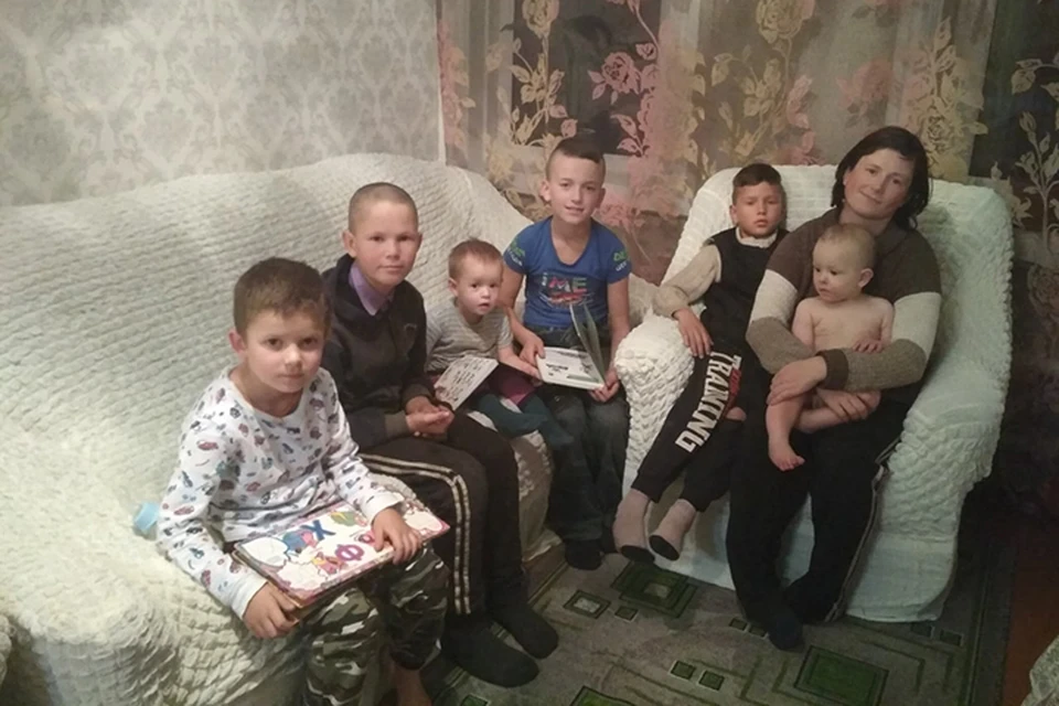 Мария с шестью детьми в новом доме. Фото: Александр Кравченко.