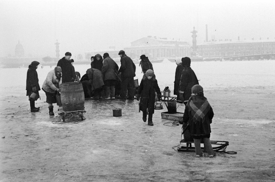 Жители блокадного Ленинграда идут на Неву за водой.