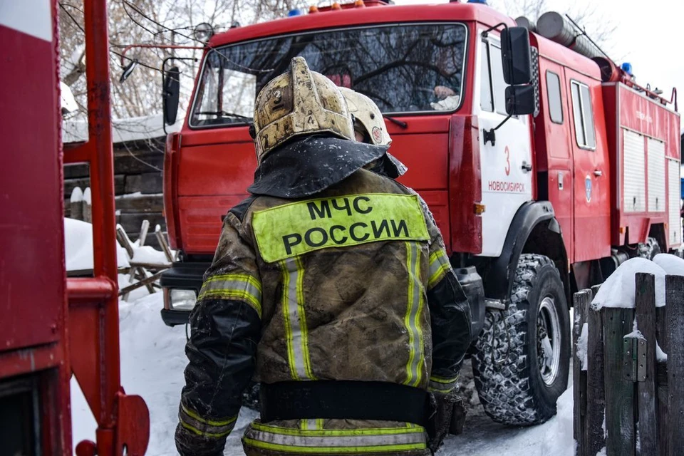 В Советском районе Новосибирска загорелась пристройка к дому.