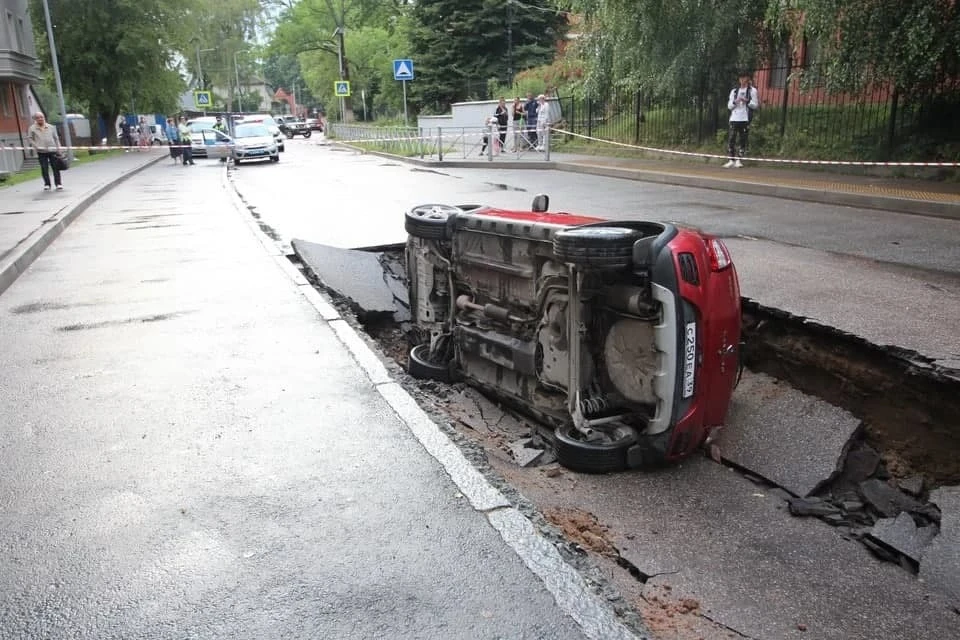 Момент, когда "Рено" уходит под землю.