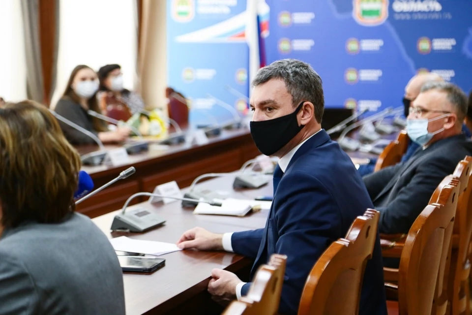 Главная проблема для целого ряда дальневосточных регионов – это отсутствие иностранной рабочей силы, читает амурский губернатор. Фото: amurobl.ru