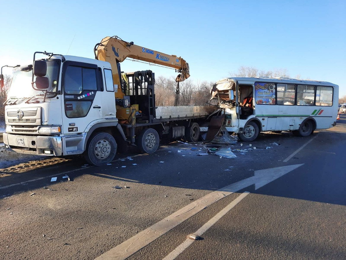 Автобус, попавший в аварию с манипулятором под Самарой, был неисправен -  KP.RU