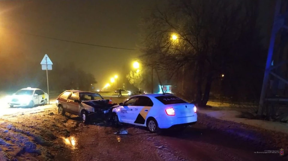Авария с участием такси. Фото: ГУ МВД России по Волгоградской области.