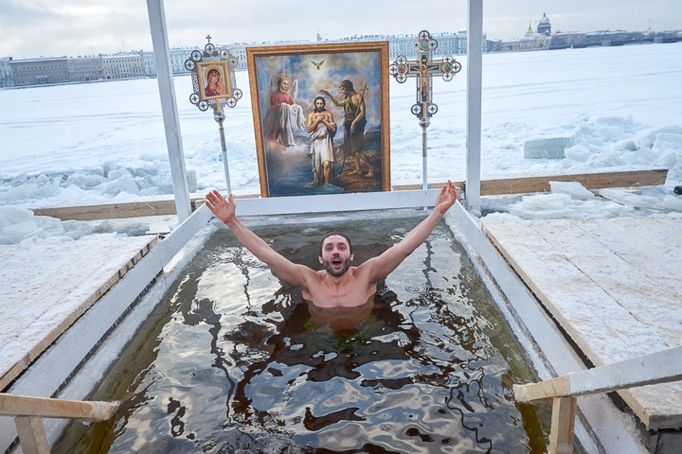 Петербуржцам, переболевшим коронавирусом, рекомендовали не окунаться в прорубь на Крещение