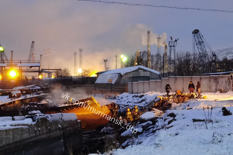 Днем 15 января загорелось судно, находившееся на суше улице Береговая в микрорайоне Роста. Фото: vk.com/murmansk_dtp