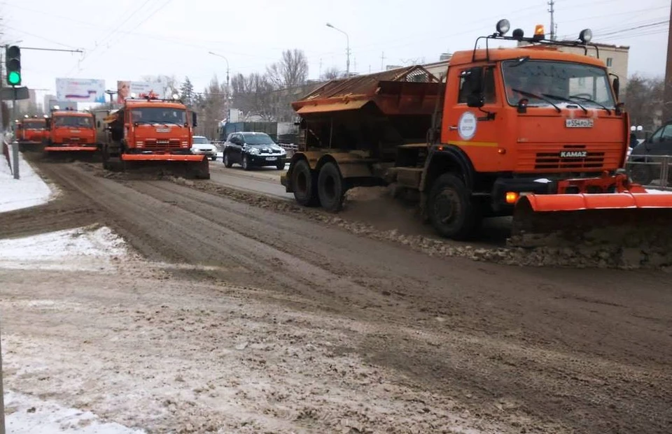 Более ста спецмашин чистят город уже почти круглосуточно.
