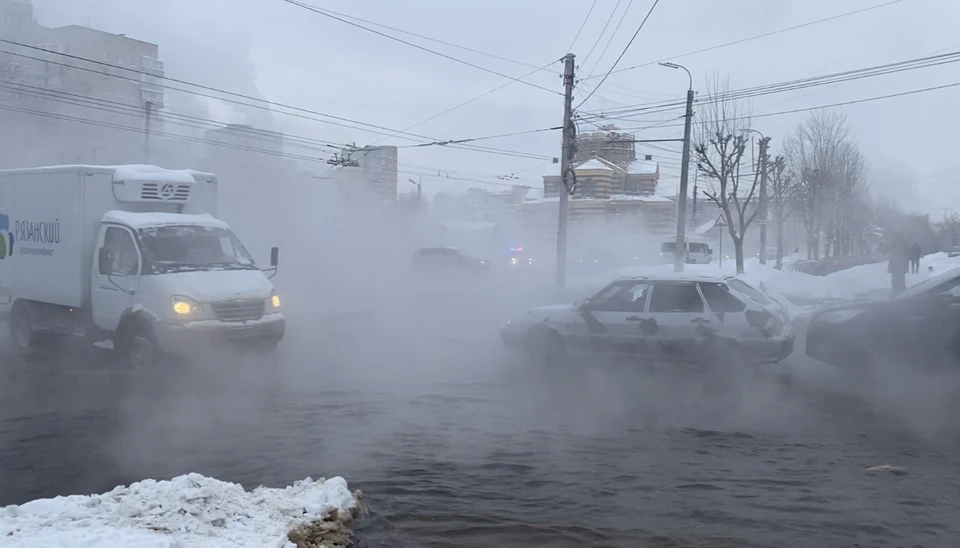 Видимость на дороге снизилась из-за пара.