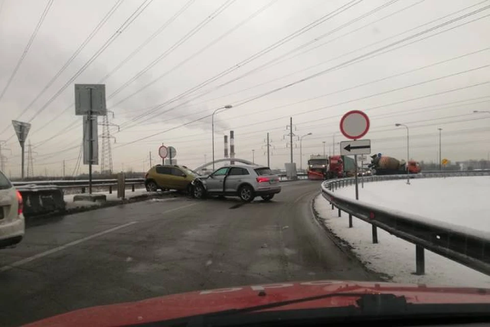 Лобовое ДТП перекрыло движение по развязке КАД с Мурино