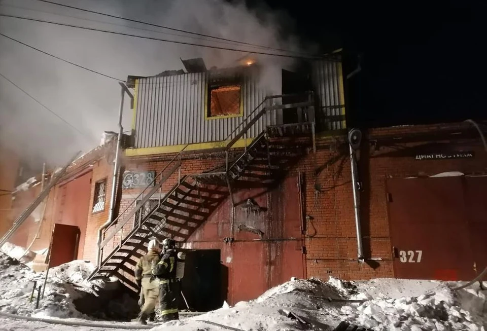 Под завалами в сгоревшем гараже нашли четвертого погибшего. Фото: ГУ МЧС по Новосибирской области