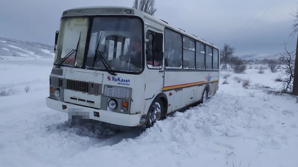 Под Феодосией в снегу застрял рейсовый автобус с 6-ю пассажирами. Фото: официальный сайт МЧС по РК.