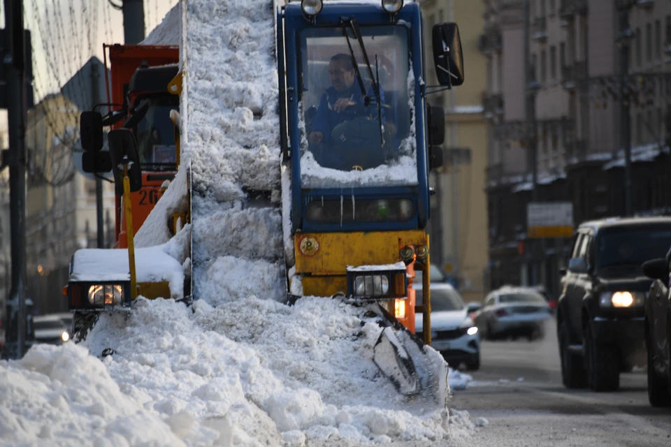 На улицы города вышла снегоуборочная техника