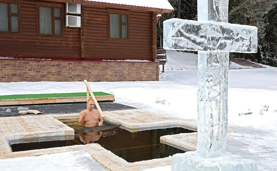 Владимир Путин принял участие в крещенских купаниях в Подмосковье утром 19 января. Фото: Пресс-служба Кремля