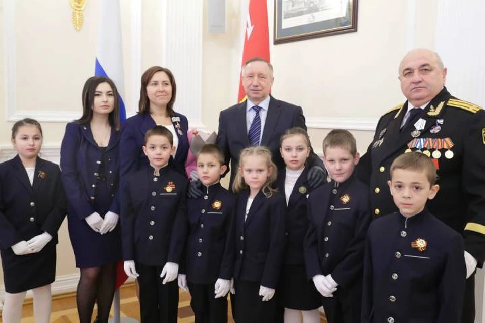 Две петербургских многодетных семьи награждены орденом «Родительская слава» / Фото: Смольный