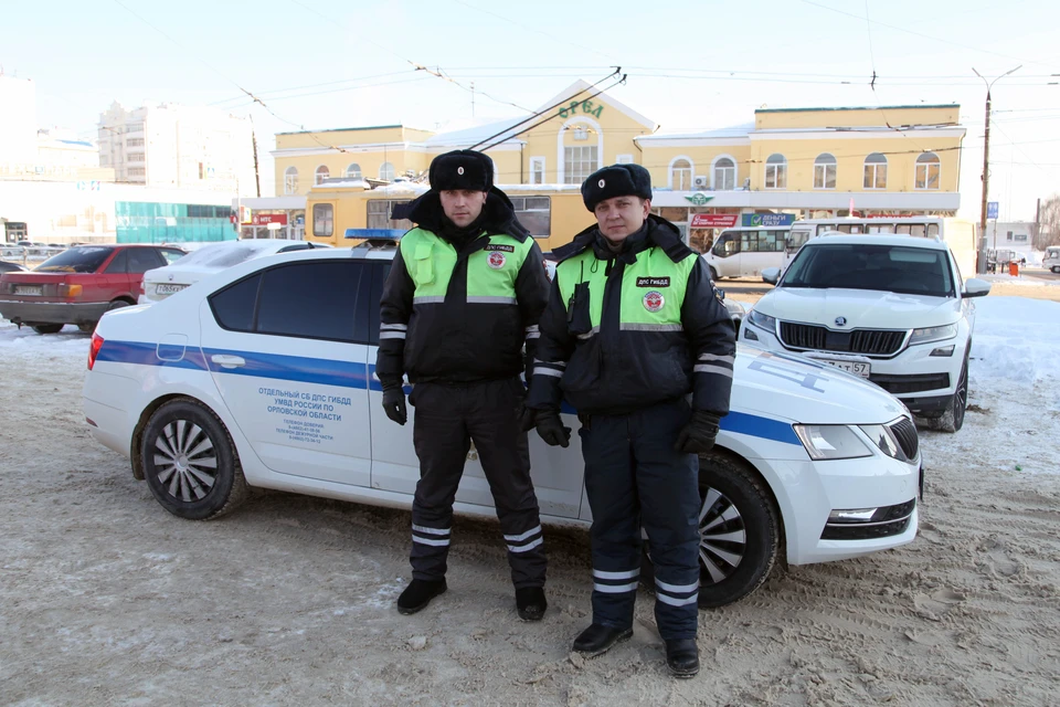 Орловских полицейских поблагодарил за помощь дальнобойщик из Латвии. Фото в пресс-службы УМВД России по Орловской области.