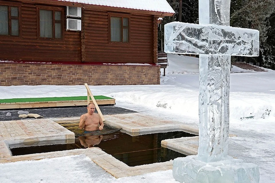 Владимир Путин искупался в проруби в 25-градусный мороз