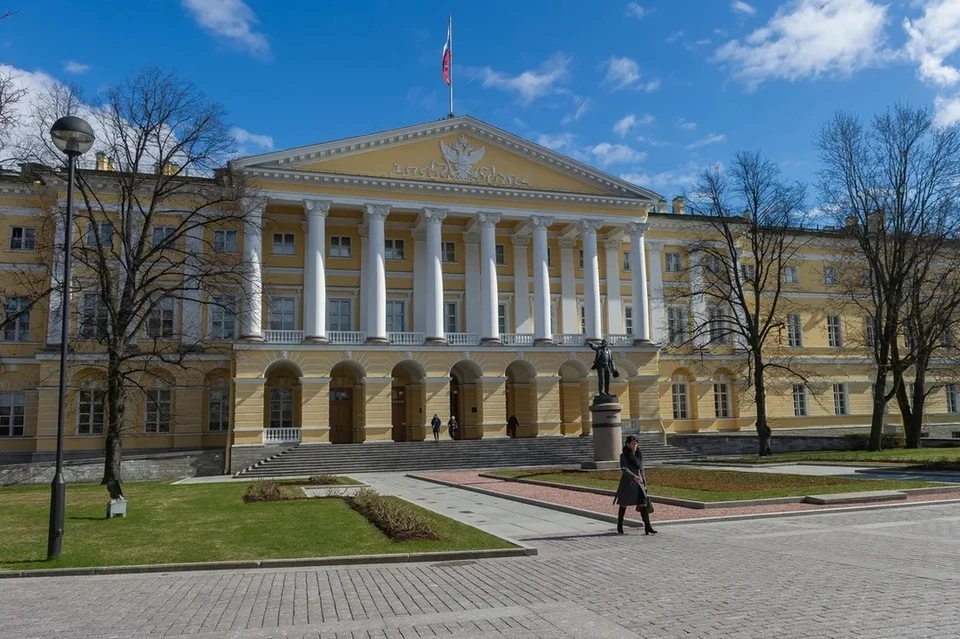 Правительство санкт петербурга. Смольный администрация Санкт-Петербург осень. Администрация губернатора Санкт-Петербурга. Резиденция губернатора Санкт-Петербурга Смольный с высоты. Администрация губернатора СПБ.