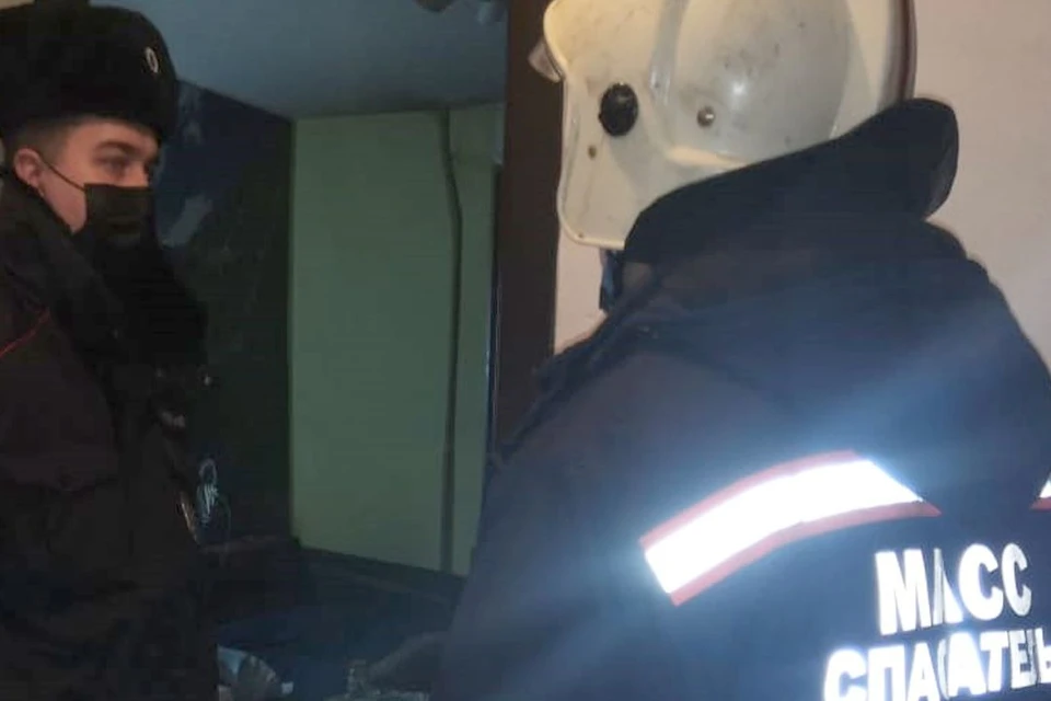 Полицейские и спасатели взломали дверь квартиры, где женщина угрожала покончить с собой. Фото: МАСС
