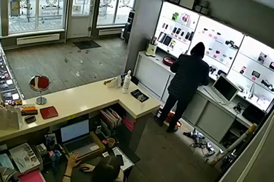 В Красноярске невозмутимый вор вынес ноутбук на глазах сотрудницы ломбарда. Стоп-кадр видео