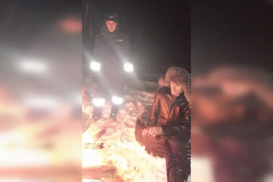 Чтобы согреть мужчину, полицейские развели в лесу костер. Фото: ГУ МВД по Свердловской области