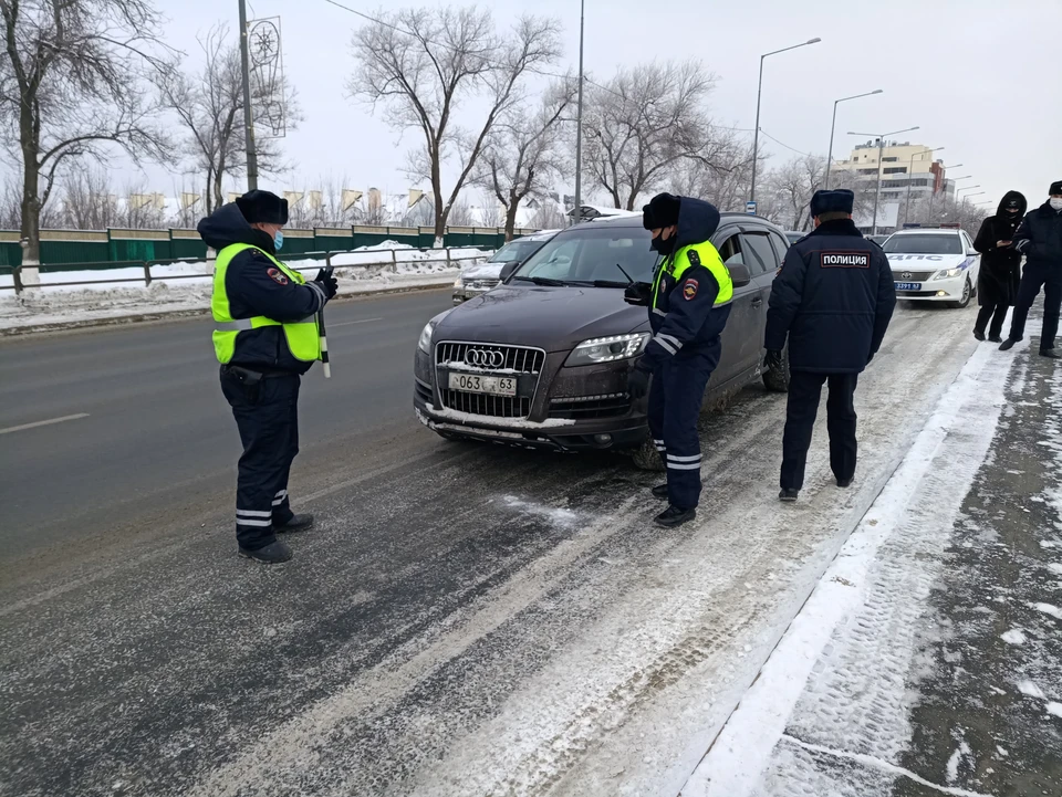 Каждый из водителей пытается убедить полицейских, что номера закрыты снегом случайно