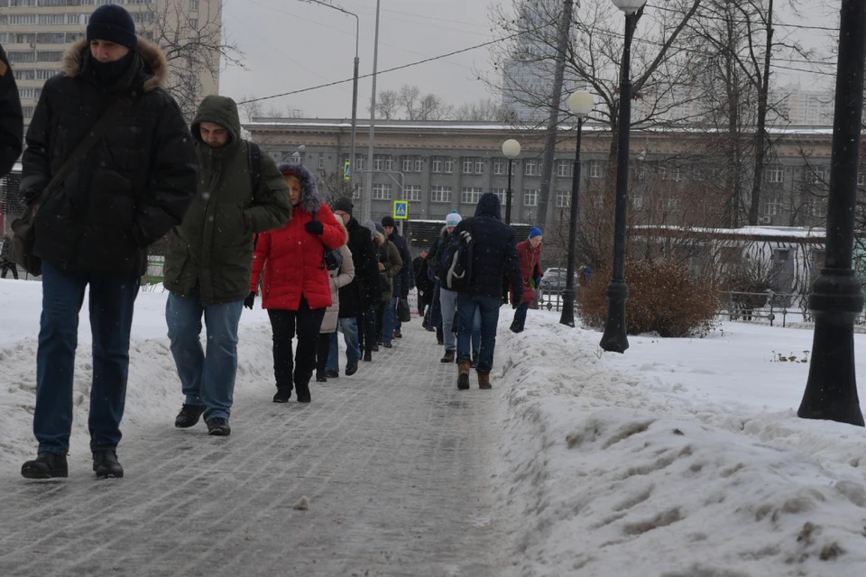 Мастер смены в тот день не обработал тротуары, как был обязан.
