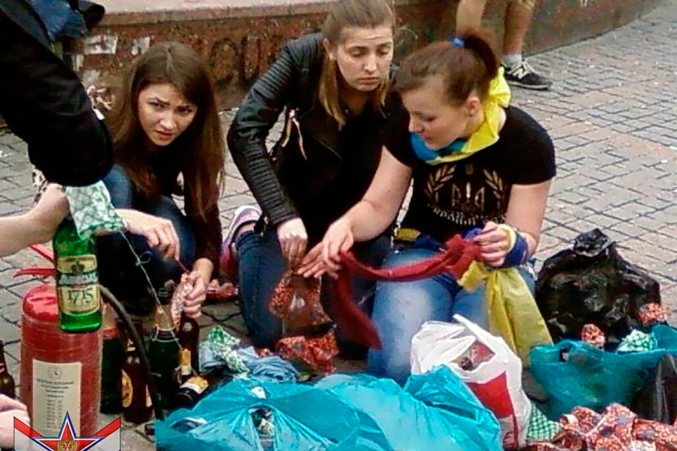 Этот кадр сделан в 2014 году. Школьницы разливают коктейль Молотова у Дома профсоюзов в Одессе.
