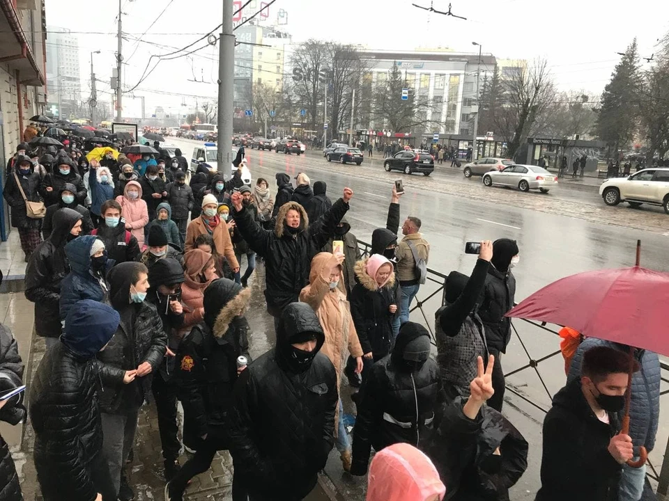 Колонна протестующих на Ленинском проспекте.