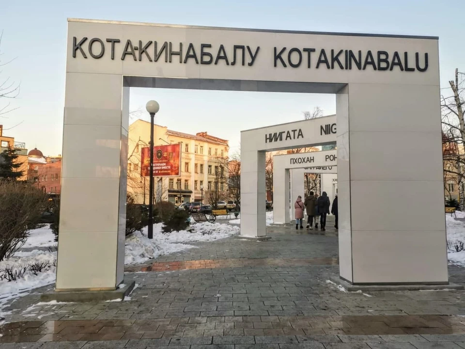 Название города Кота-Кинабалу выглядит на арке как-то странно. Фото: Telegram-канал https://t.me/provtv