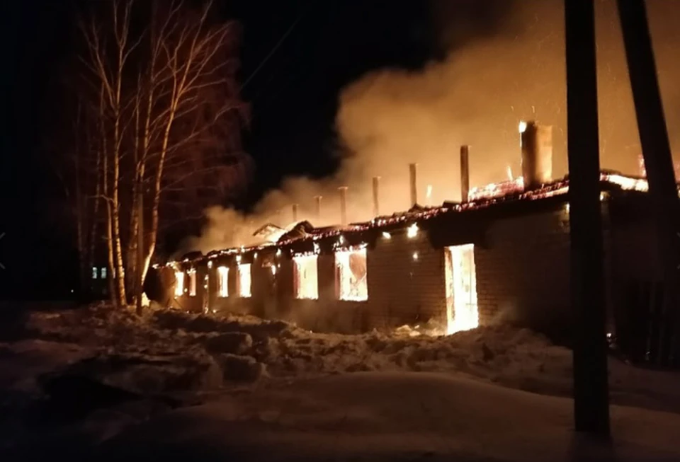 Фото сгоревшего спортивного центра в Нижегородской области опубликовали спасатели.