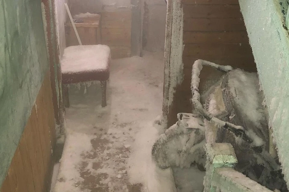 В Салехарде подъезд дома покрылся льдом. Фото: Инстаграм Алексея Титовского
