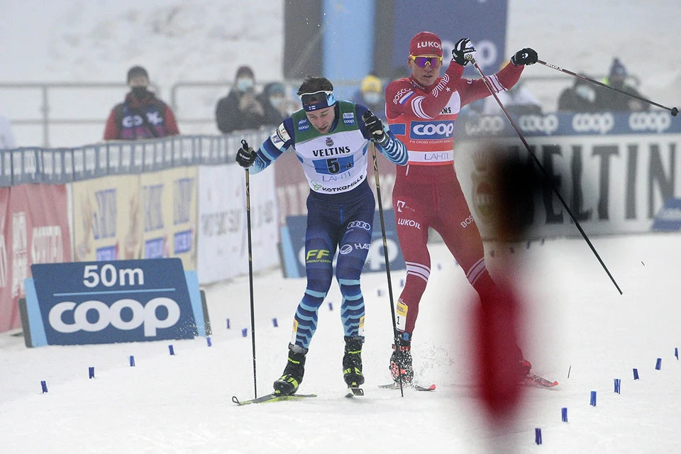Даже через несколько дней после эстафетной гонки в финском Лахти лыжные эксперты продолжают обсуждать, кто был прав, а кто виноват в столкновении Йони Мяки и россиянина Александра Большунова.