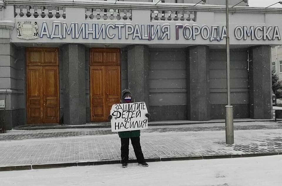 Мать избитой омской школьницы вышла на одиночный пикет в центре Омска.