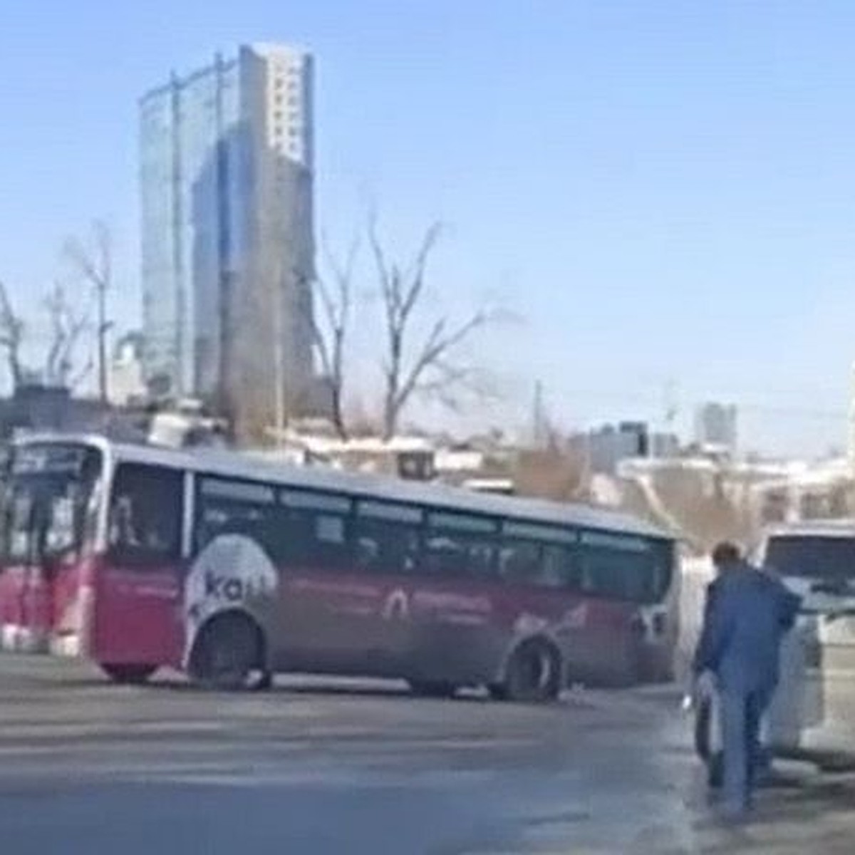 Это не шутки, мы ехали в маршрутке». Во Владивостоке автобус с людьми  снесло на льду - KP.RU