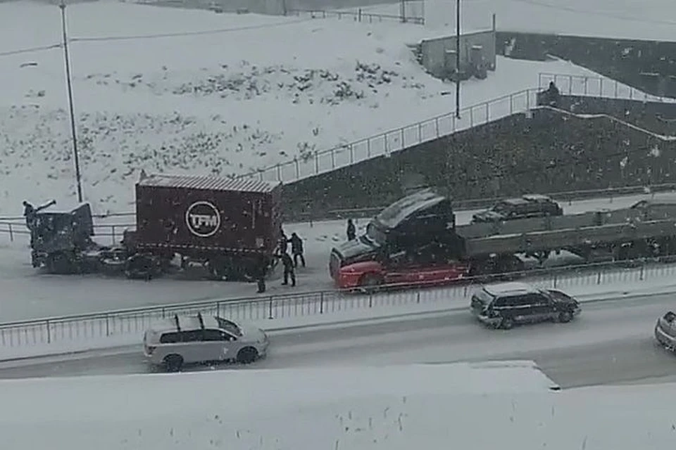 Фуры буксуют во время снегопада во Владивостоке
