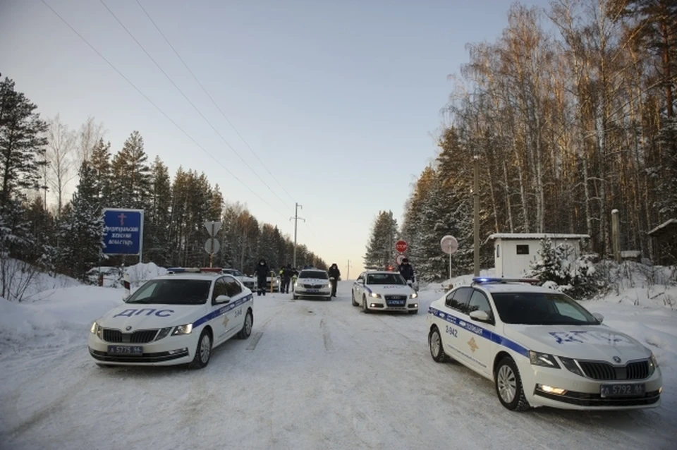 Сотрудники ДПС выясняют детали происшествия