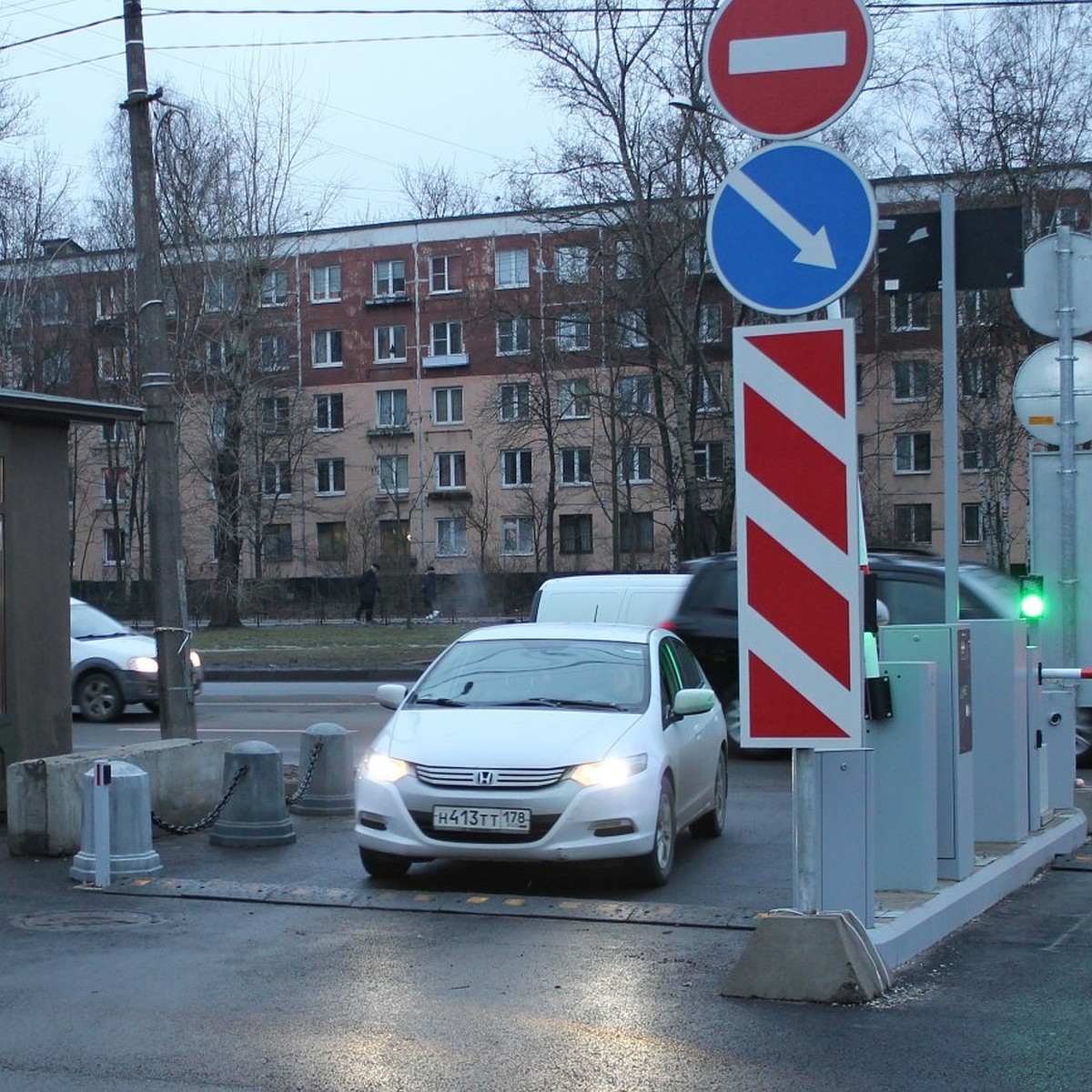 Перехватывающую парковку отрыли у метро «Проспект Ветеранов» в  Санкт-Петербурге. Где она находится - KP.RU