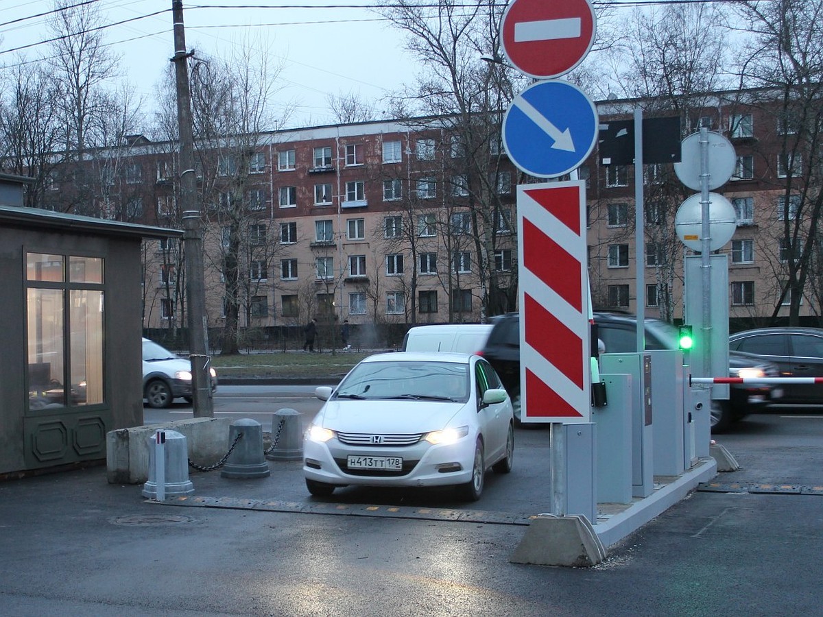 Перехватывающую парковку отрыли у метро «Проспект Ветеранов» в  Санкт-Петербурге. Где она находится - KP.RU