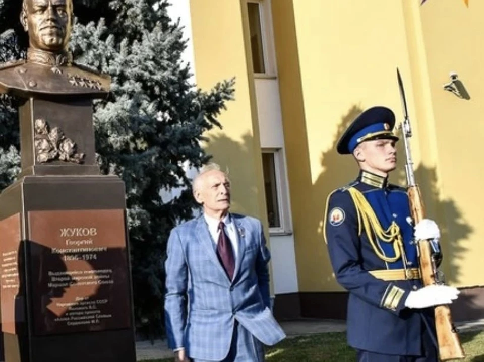 Торжественное открытие бюстов советских полководцев