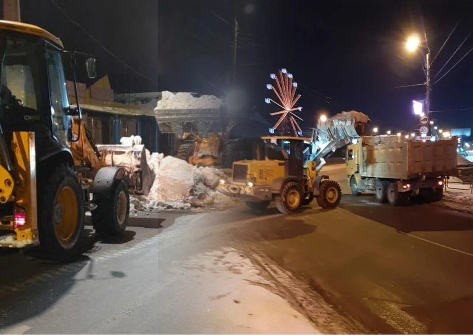 За ночь дорожники вывезли с улиц несколько тысяч тонн снега. Фото: предоставлено комитетом дорожного хозяйства Челябинска