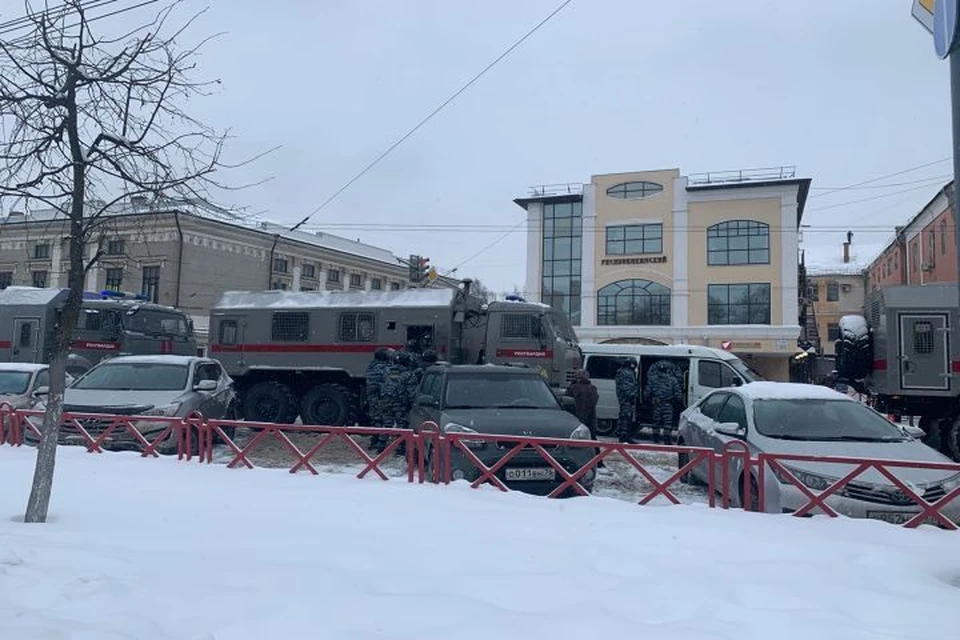 Машины полиции стоят по пути следования митингующих