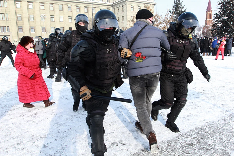 100 участников несанкционированного митинга в Иркутске 31 января 2021 года доставлены в отделы МВД.