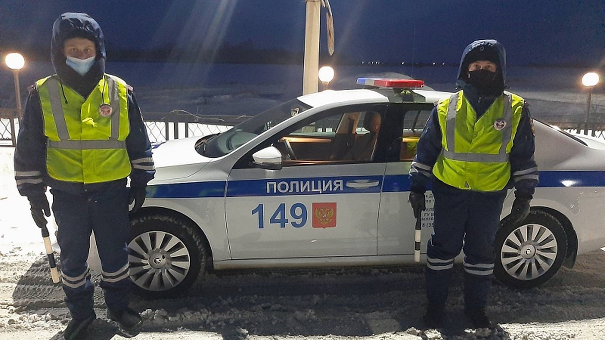 В Челябинском области инспекторы ДПС не дали замерзнуть застрявшим на  трассе людям - KP.RU