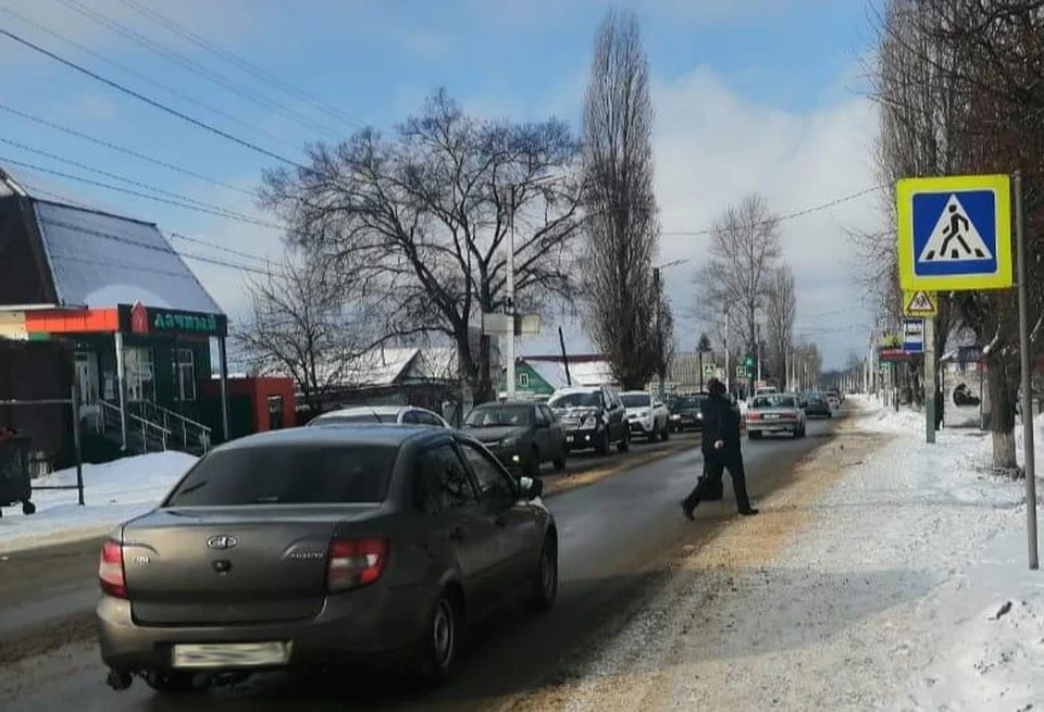 Девушка переходила дорогу по "зебре"