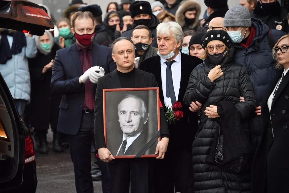 В Москве простились с Василием Лановым: фоторепортаж