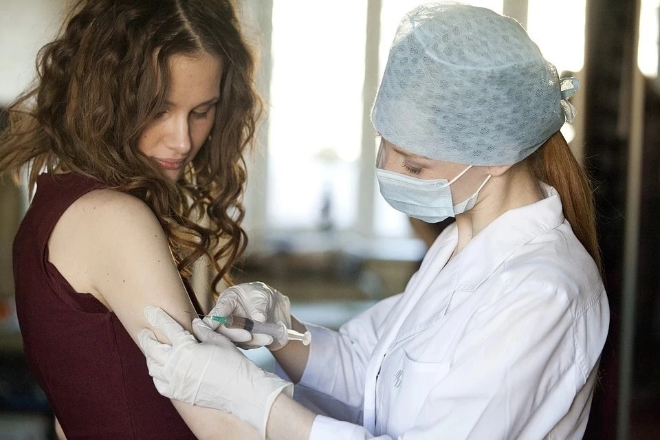 Для записи на вакцинацию достаточно обратиться в медицинские организации по месту жительства или позвонив по единому номеру «122»