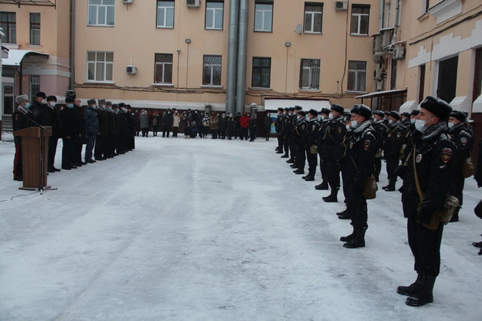 Проводить брянских бойцов в длительную командировку пришли руководители, коллеги, священнослужитель, родные и знакомые.