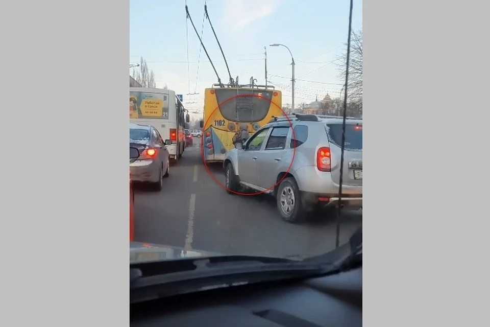 В Рязани на видео попал зацепер, проехавший по центру города на троллейбусе.