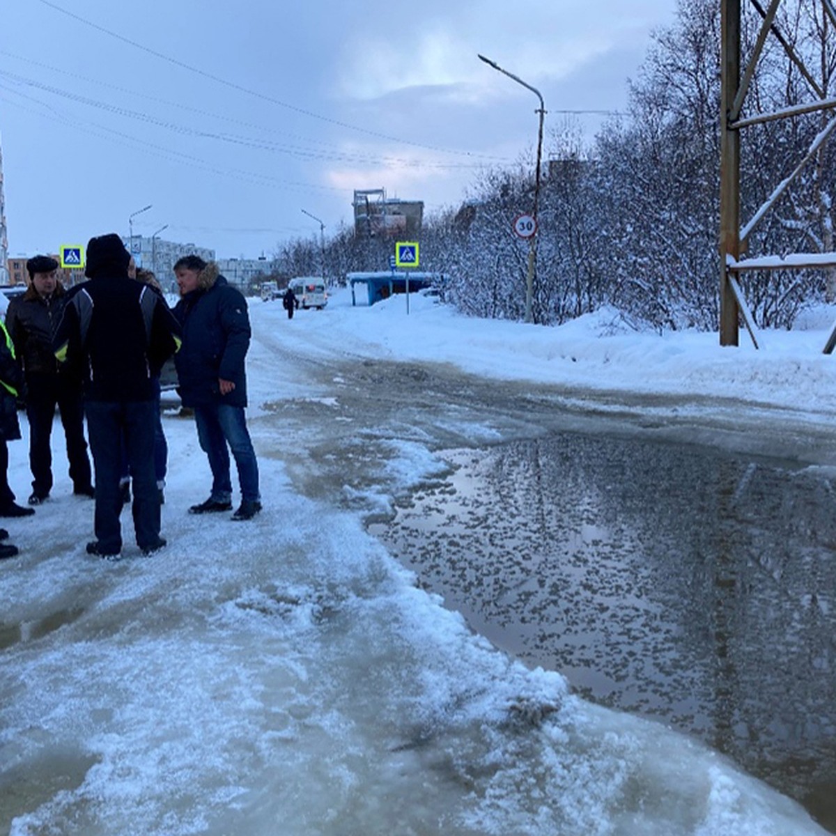 В Гаджиево из-за бесконечного потопа образовалось озеро со льдом в 50  сантиметров толщиной - KP.RU