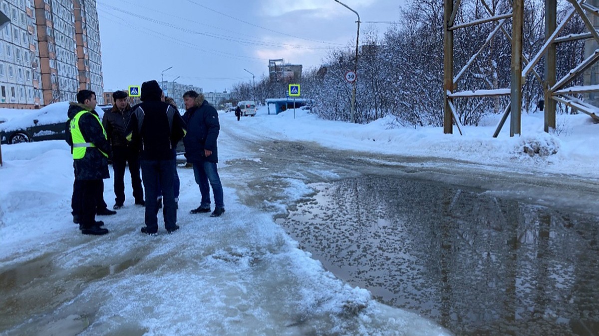 В Гаджиево из-за бесконечного потопа образовалось озеро со льдом в 50  сантиметров толщиной - KP.RU